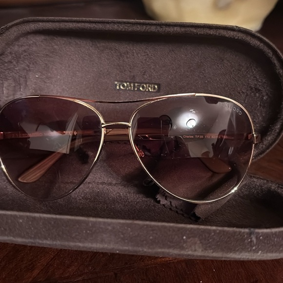 Tom Ford aviator sunglasses.minor scratch on lens - Picture 3 of 3